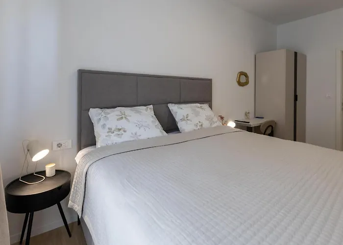 2 Bedroom Beautiful In Kremena